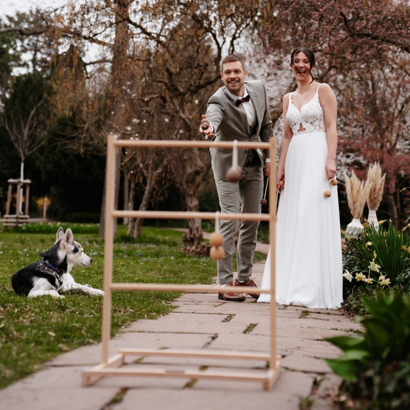 Leitergolf aus Holz mit Brautpaar und Hund